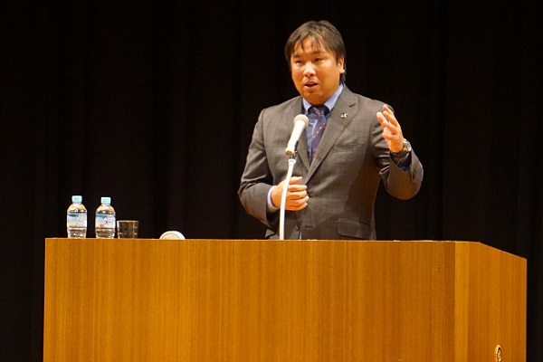 里崎智也氏が学生・保護者向けに「自己成長と人材育成」について講演 