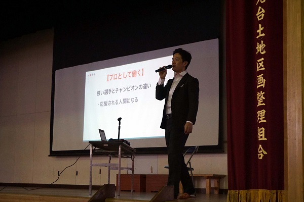 「商社マンボクサー」木村悠氏が中学校で講演 