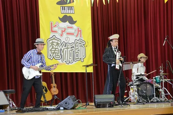 ミッチュリー率いる「ピアニカの魔術師」が兵庫県で音楽公演 